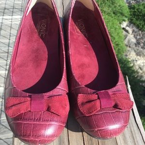 Vionic Merlot Shoes / Size 7.5